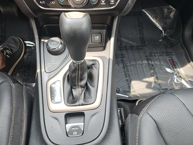 Used 2015 Jeep Cherokee Limited w/ Luxury Group image 18