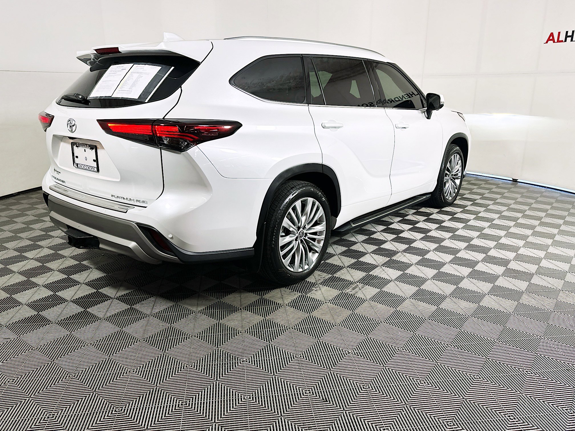 Used 2025 Toyota Highlander Platinum image 3