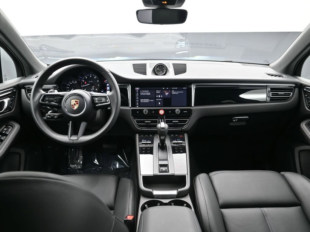 Certified 2025 Porsche Macan AWD/4WD image 19