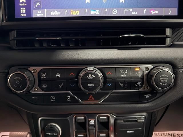Used 2025 Jeep Wrangler Unlimited Rubicon w/ Convenience Group AWD/4WD image 40