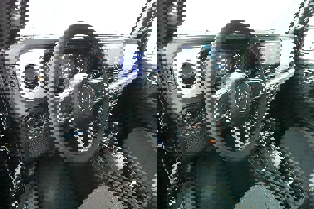 Used 2025 Jeep Wrangler Unlimited Sahara image 23