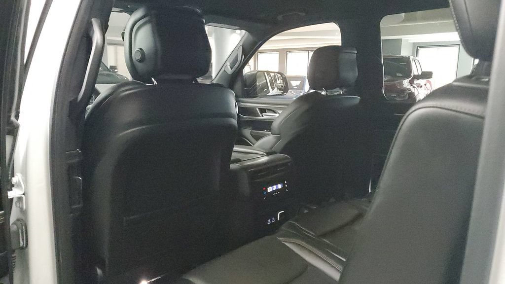 Used 2024 Jeep Wagoneer L Series II w/ Flexible Seating Group RWD image 17