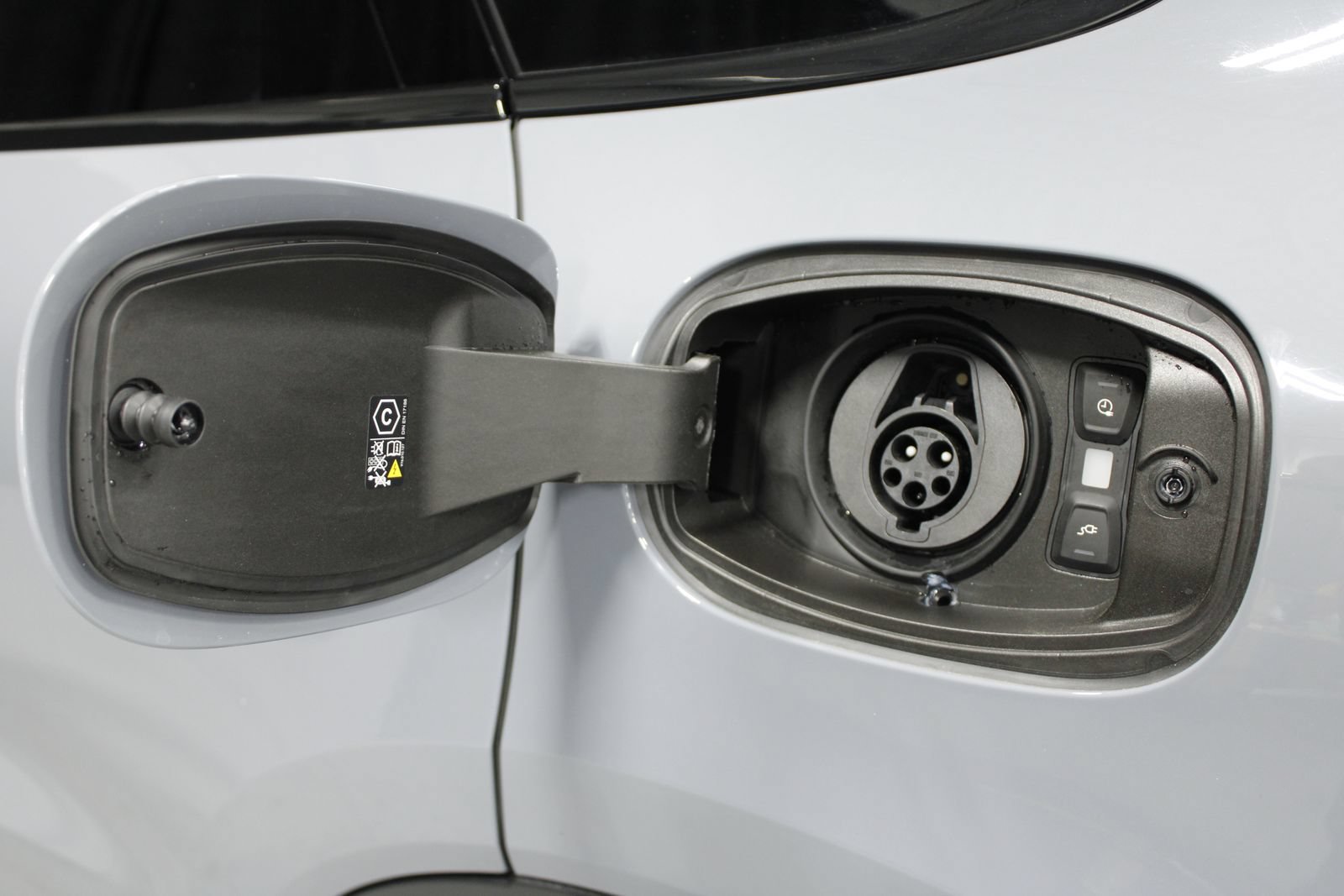 New 2026 Porsche Cayenne E-Hybrid AWD/4WD image 18