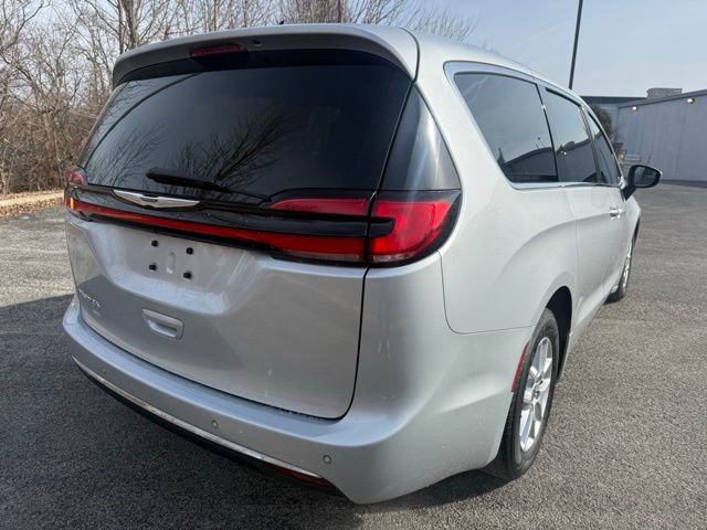 Used 2023 Chrysler Pacifica Touring image 3