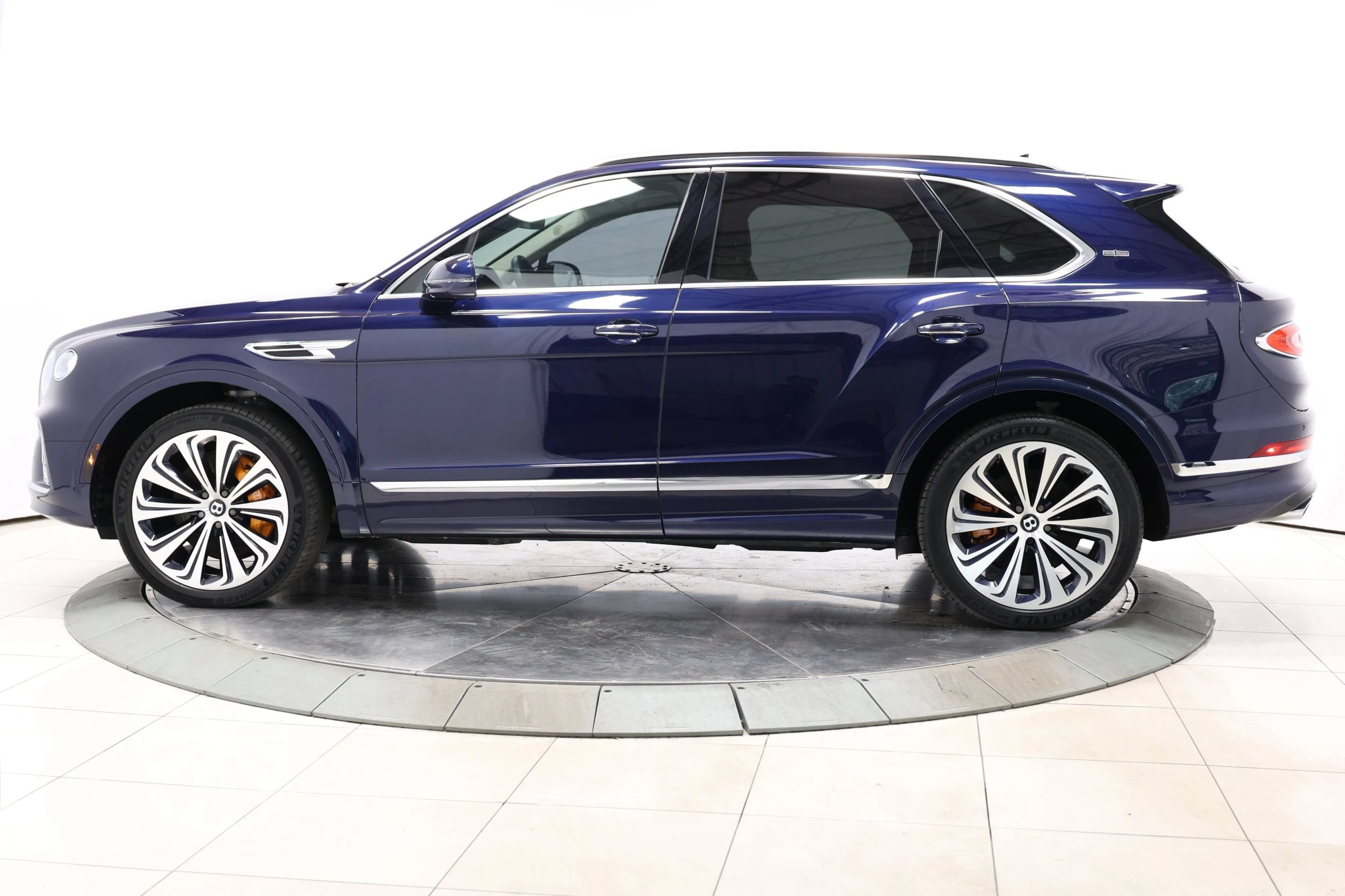 Used 2021 Bentley Bentayga w/ First Edition Specification AWD/4WD image 9
