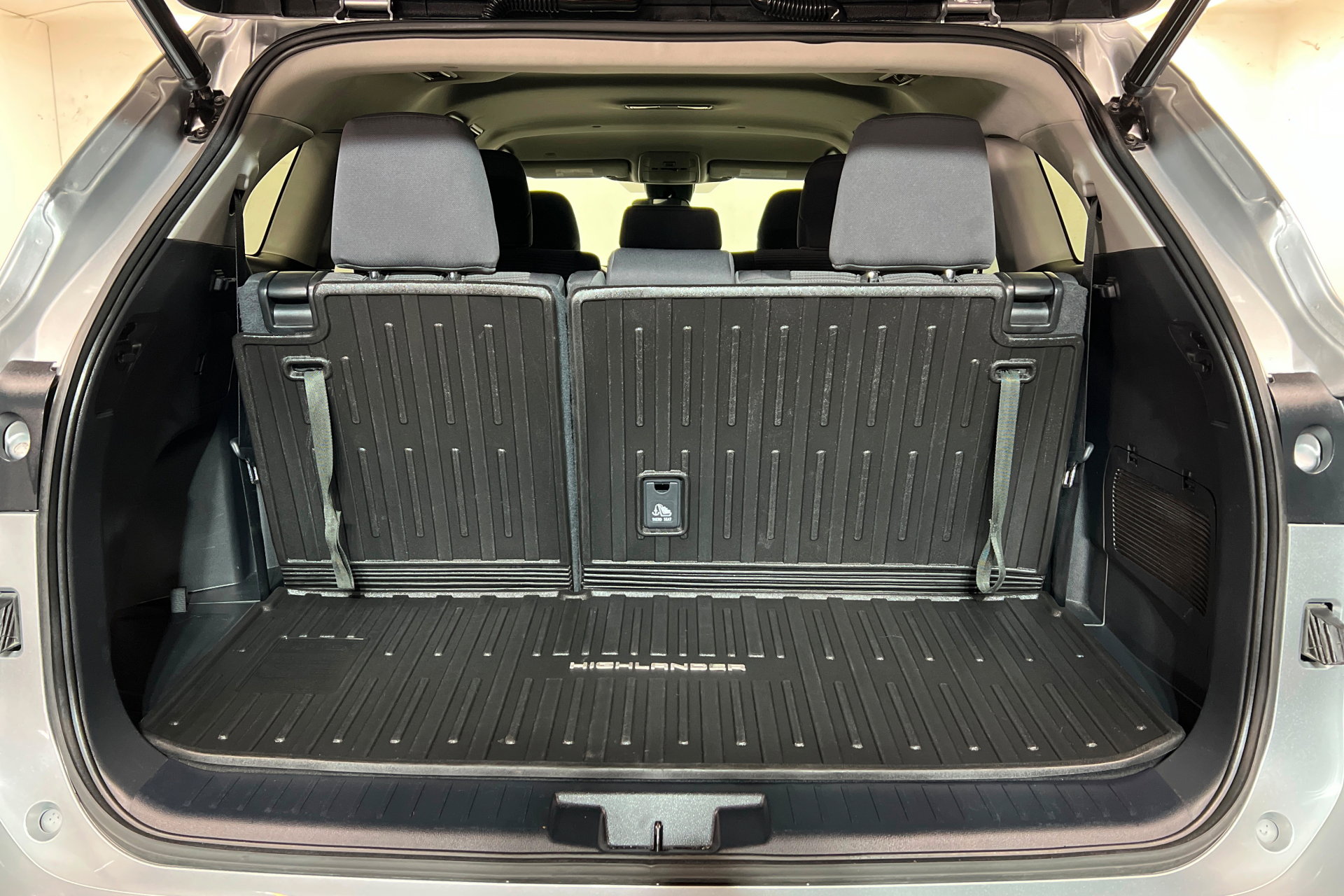 Used 2022 Toyota Highlander LE image 24