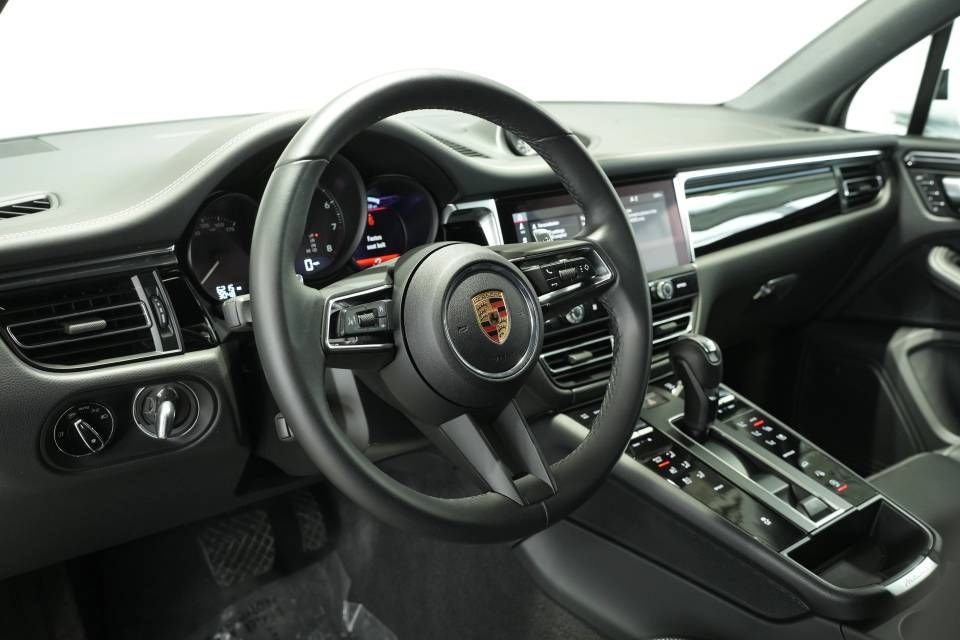 Certified 2025 Porsche Macan AWD/4WD image 4