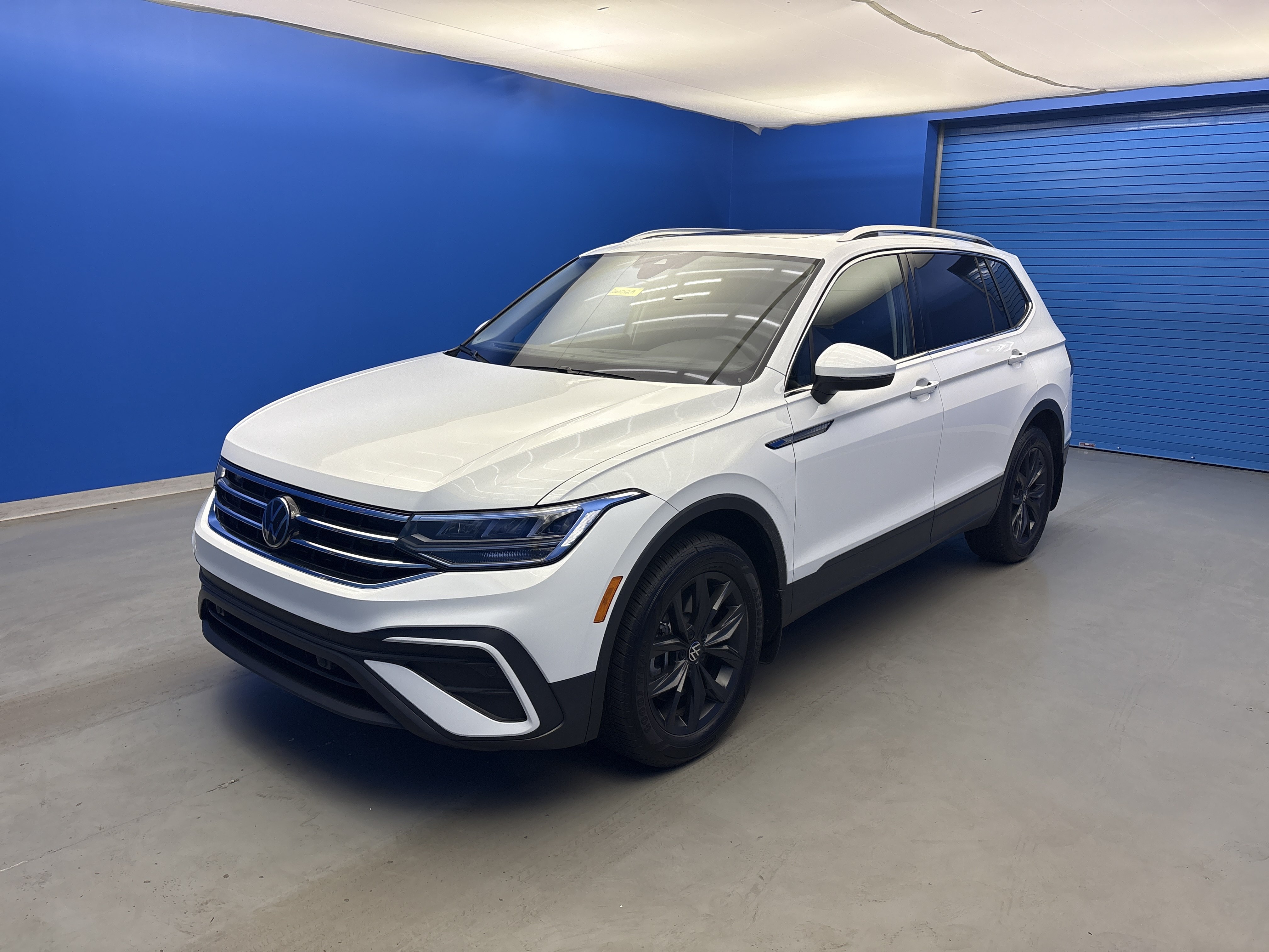 Used 2024 Volkswagen Tiguan SE w/ Panoramic Sunroof Package FWD image 6
