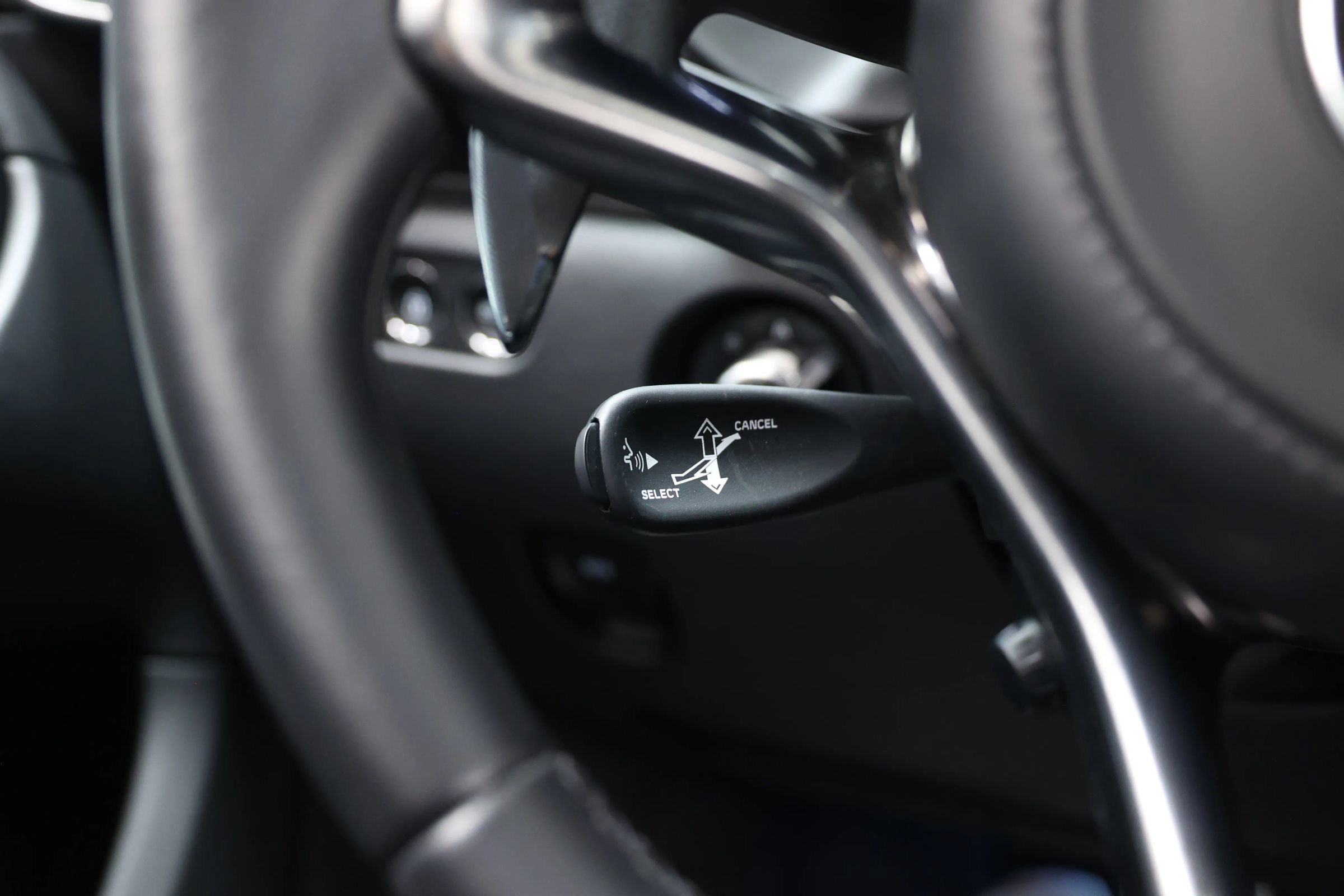 Used 2023 McLaren Artura RWD image 31