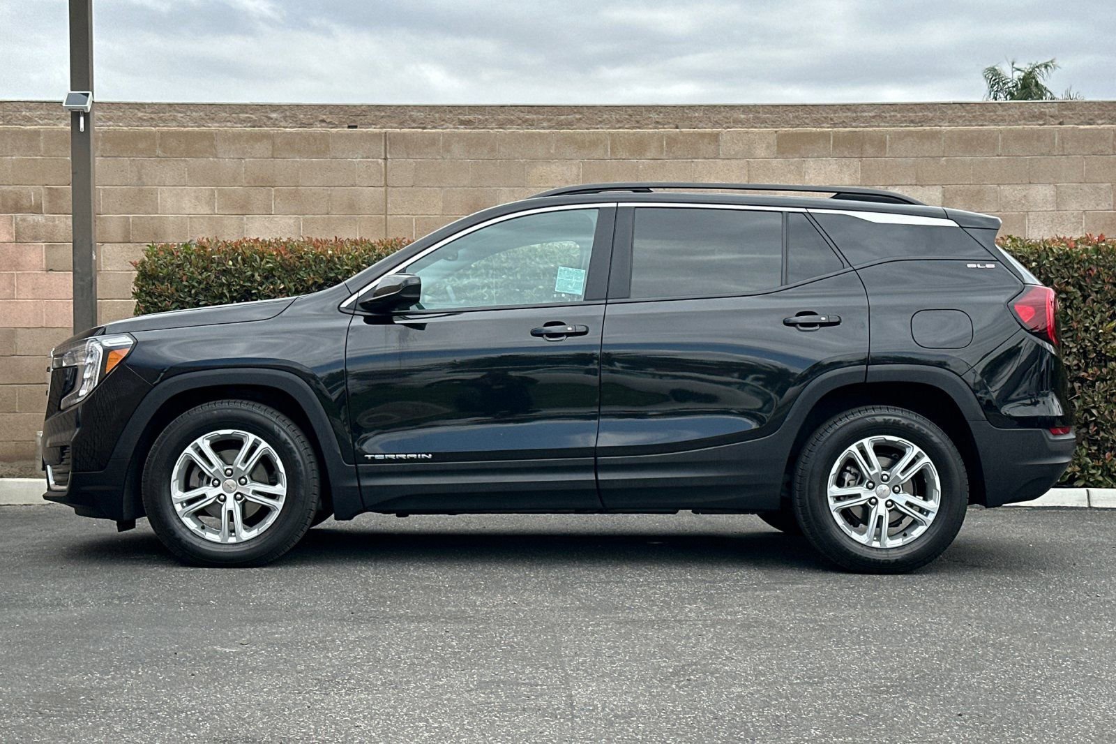 Used 2022 GMC Terrain SLE w/ Driver Convenience Package FWD image 7