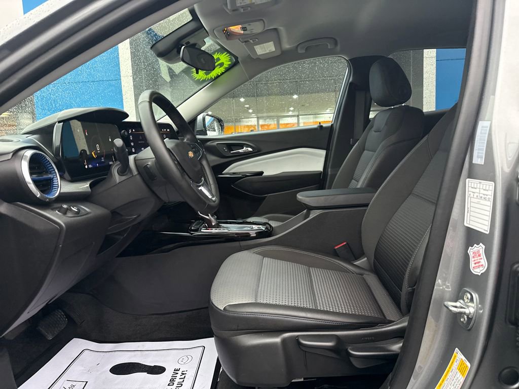 Used 2025 Chevrolet Trax LT w/ LT Convenience Package image 11