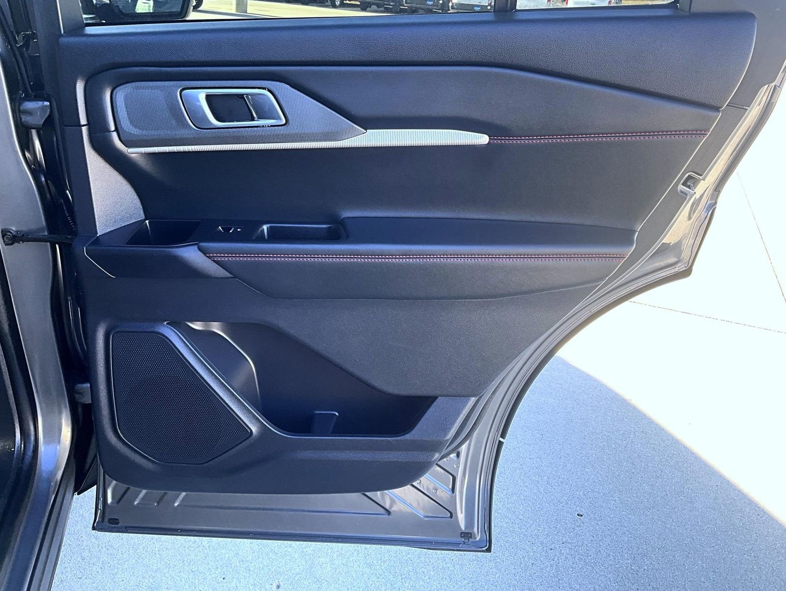 Used 2025 Ford Explorer ST-Line w/ ST-Line Street Pack image 18