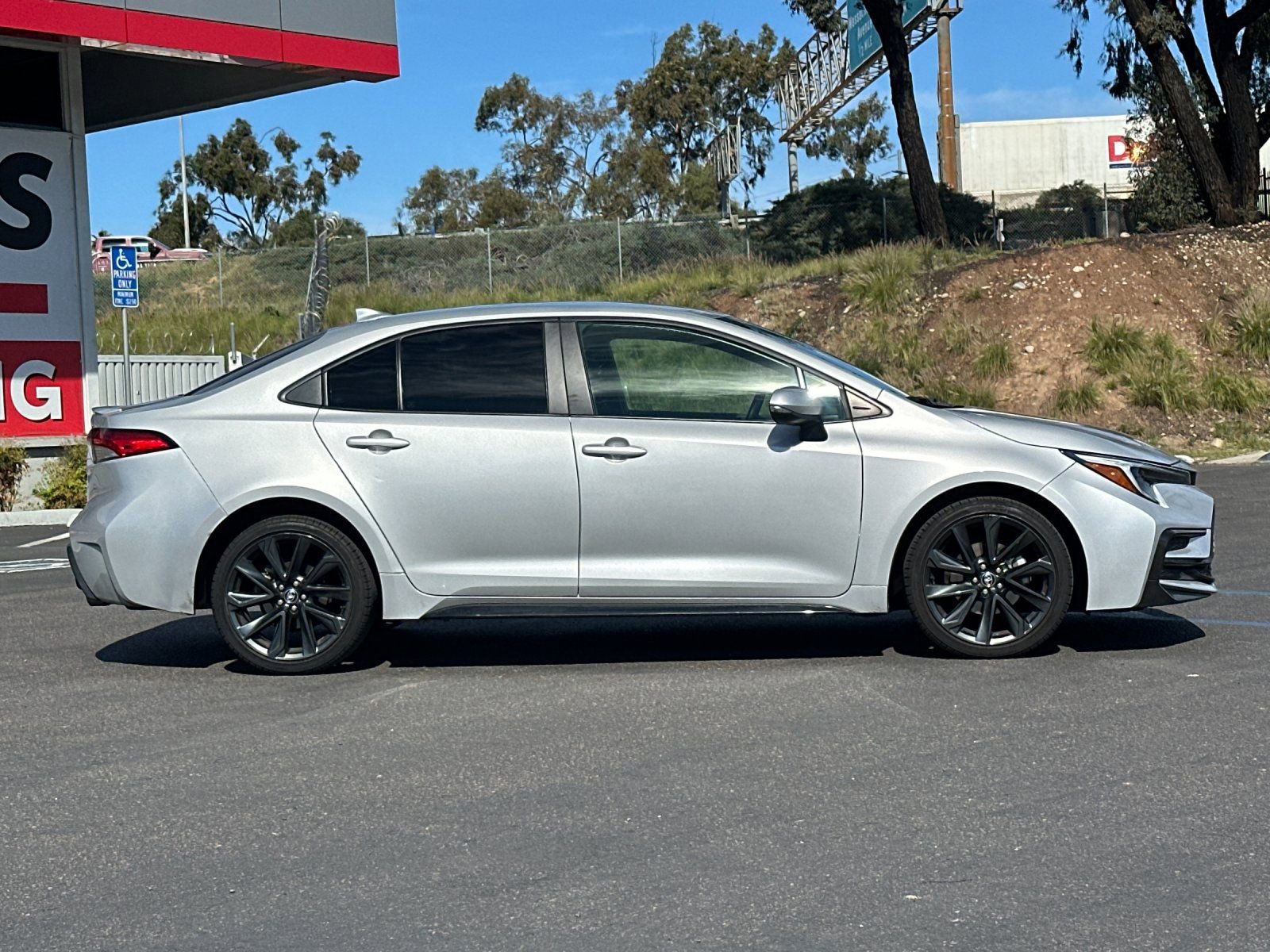 Used 2025 Toyota Corolla SE image 6