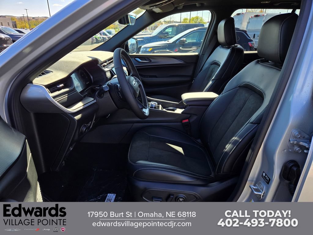 New 2025 Jeep Grand Cherokee Altitude AWD/4WD image 13