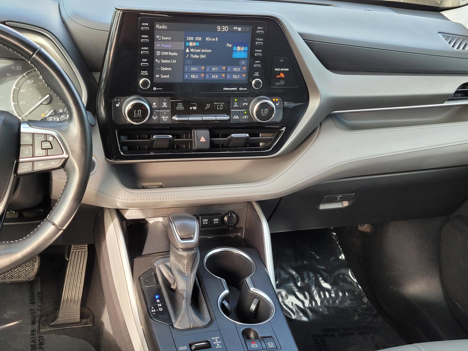 Used 2021 Toyota Highlander XLE image 12