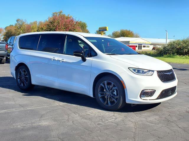 New 2026 Chrysler Pacifica Select image 2