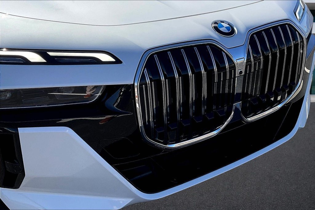 Used 2025 BMW 760i xDrive w/ Premium Package AWD/4WD image 32