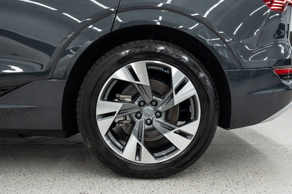 Used 2021 Audi e-tron Premium Plus w/ Premium Plus Package image 39