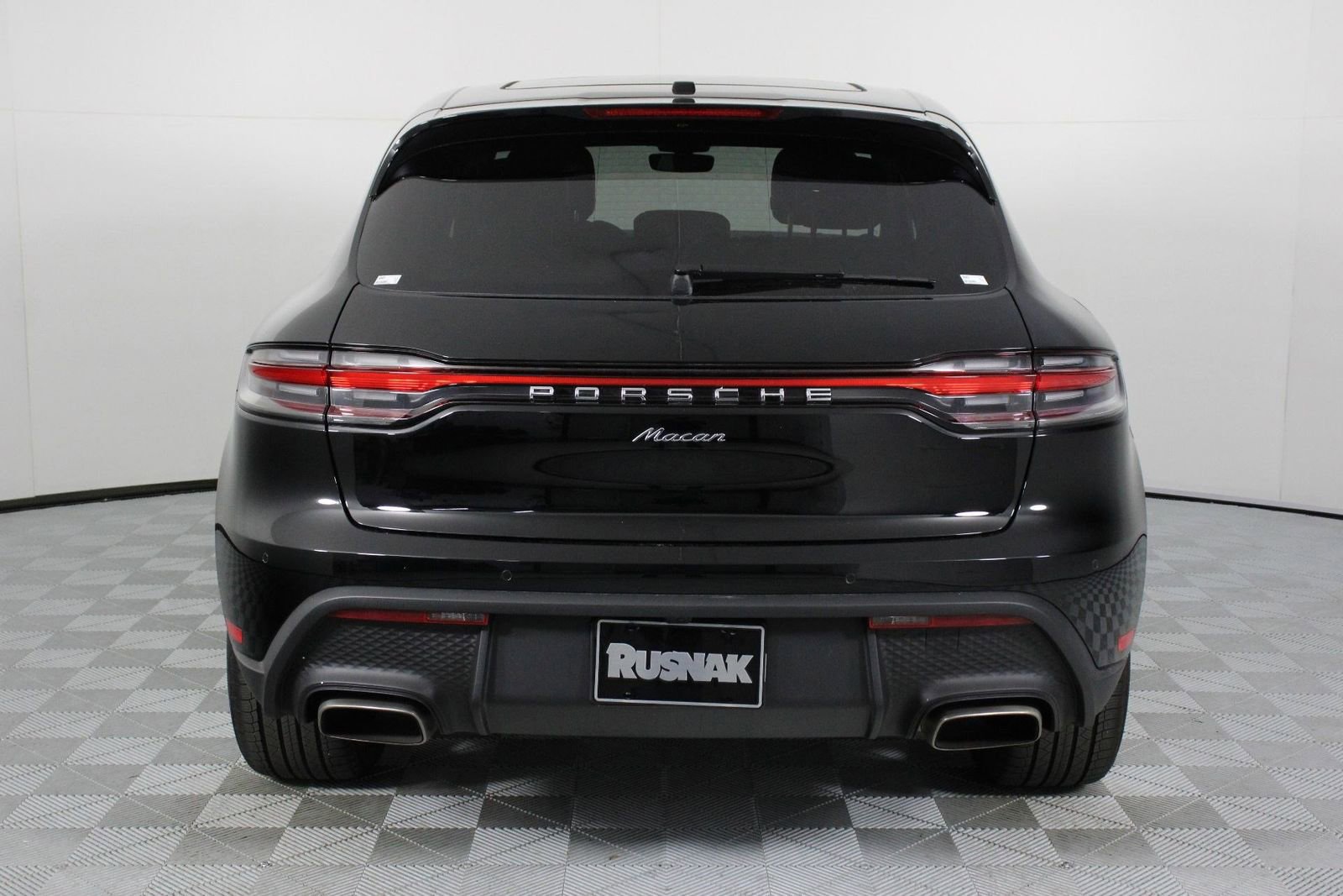 Certified 2025 Porsche Macan image 6