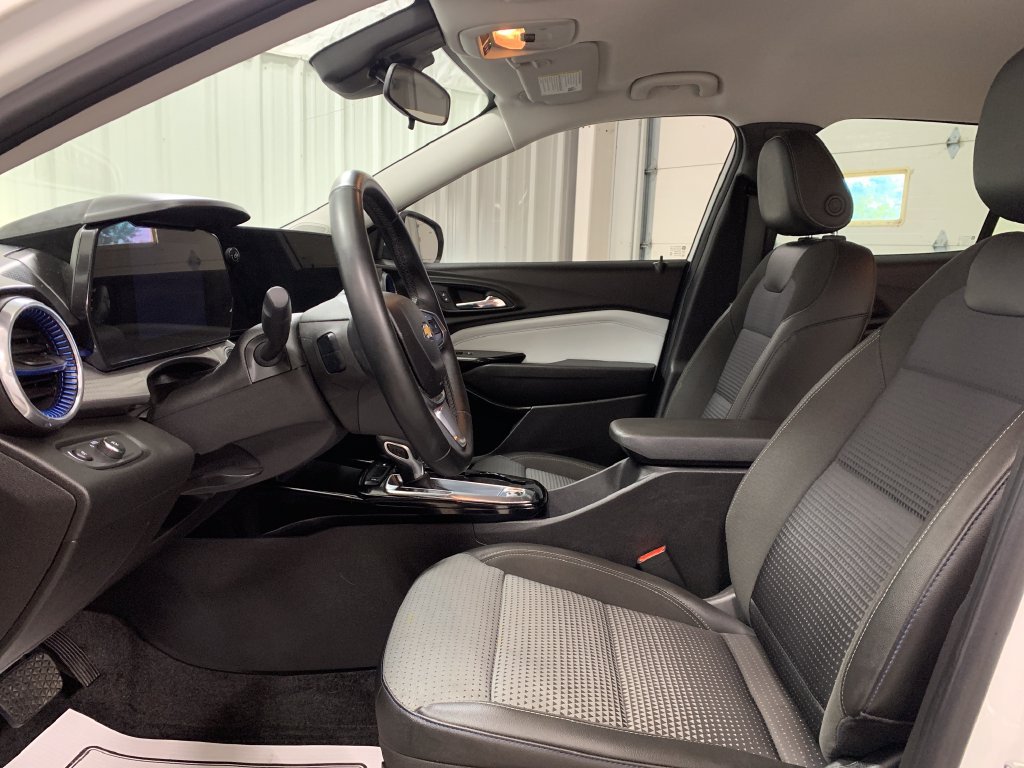 Used 2024 Chevrolet Trax LT w/ Driver Confidence Package FWD image 4