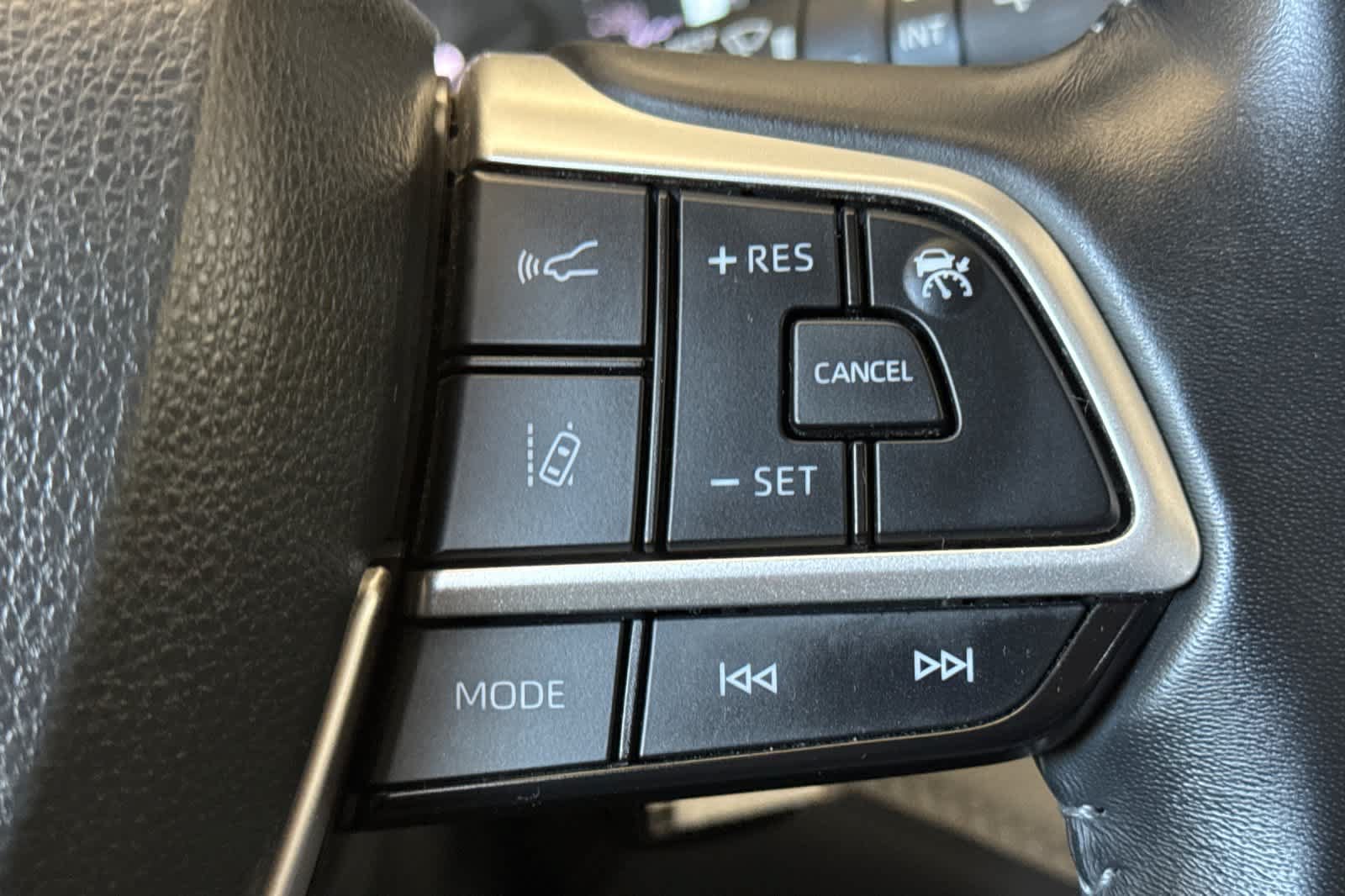 Used 2023 Toyota Highlander LE FWD image 28