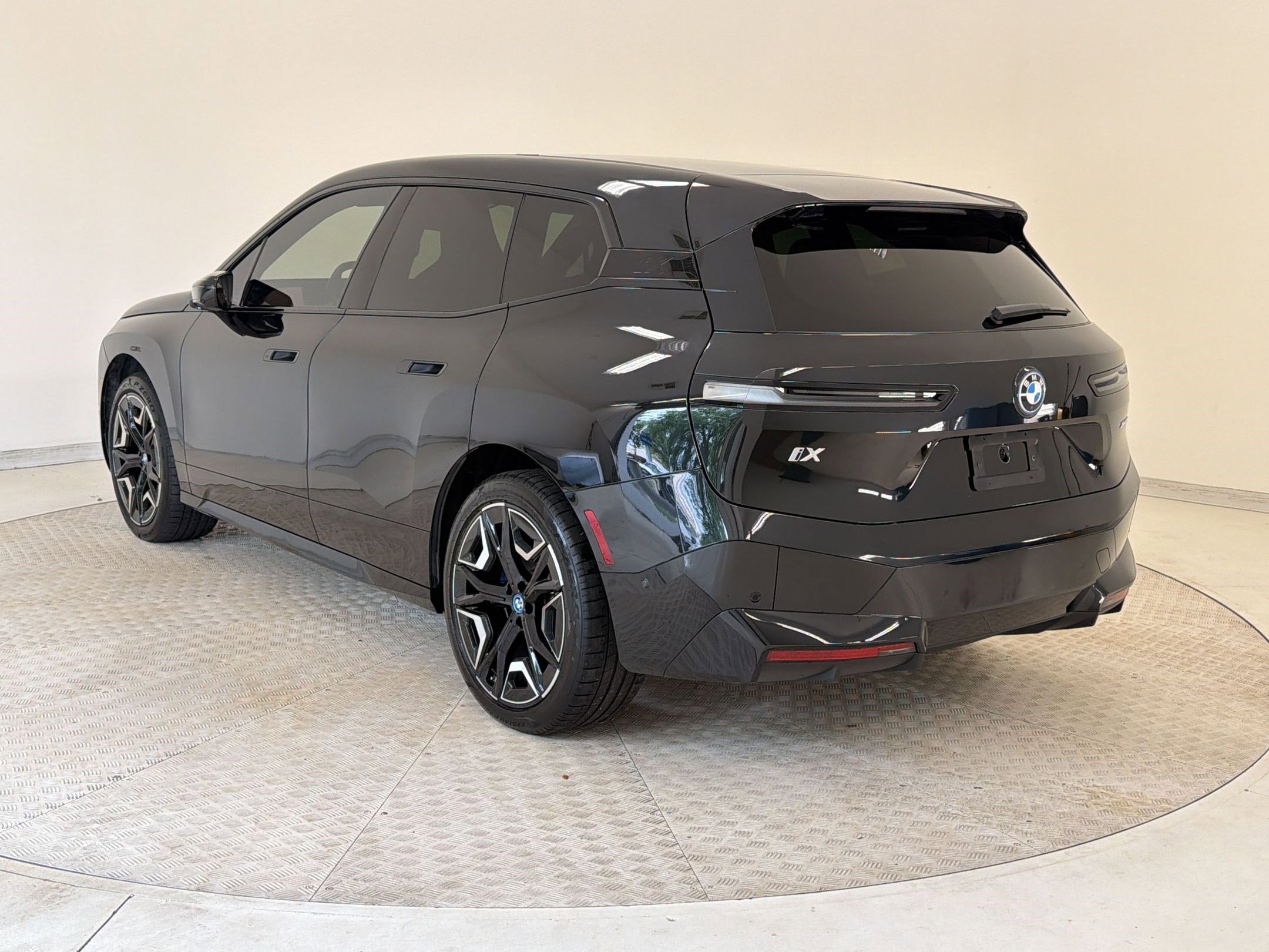 Used 2025 BMW iX xDrive50 w/ Premium Package image 3