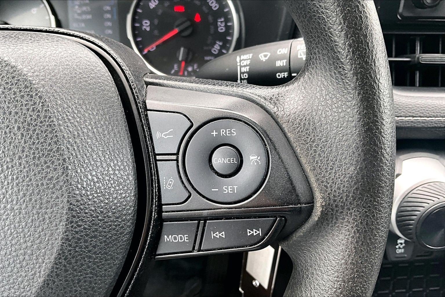 Used 2021 Toyota RAV4 LE AWD/4WD image 18
