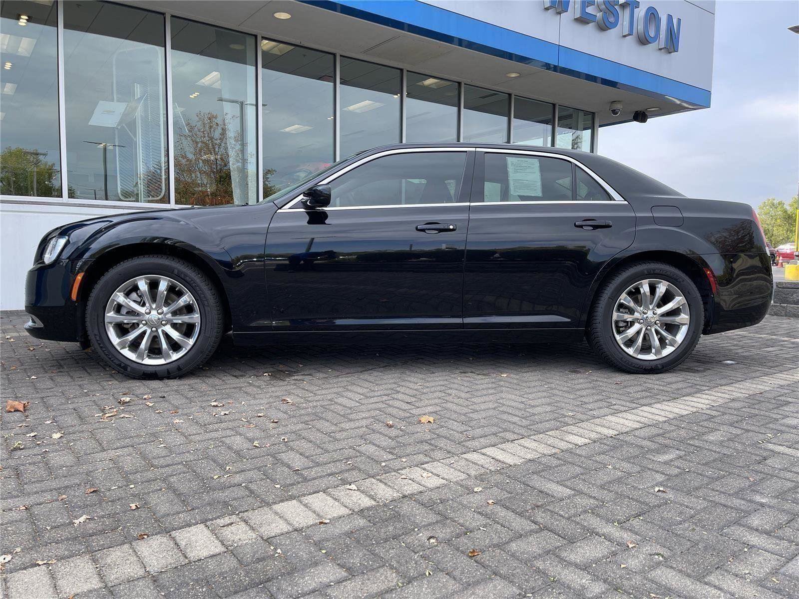 Used 2022 Chrysler 300 Touring AWD/4WD image 2