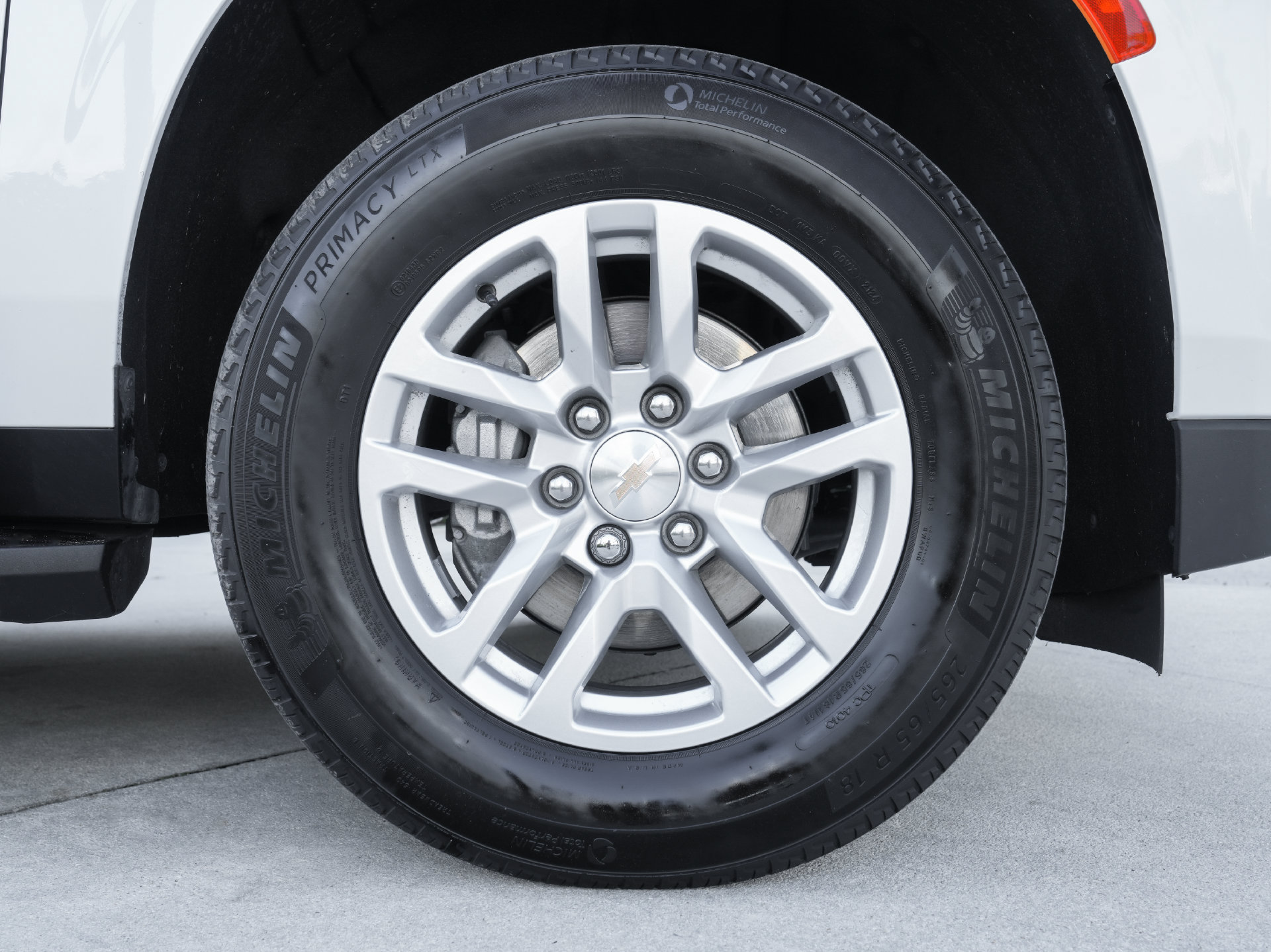 Used 2024 Chevrolet Suburban LT RWD image 27