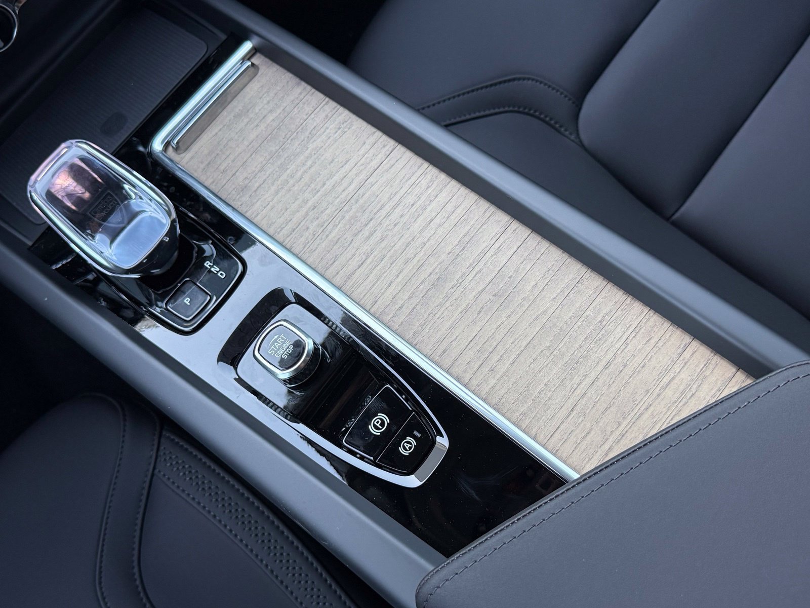 New 2027 Volvo XC60 B5 Plus AWD/4WD image 31