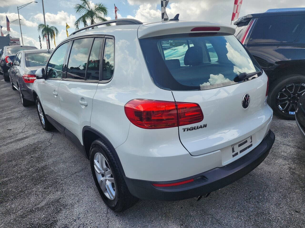 Used 2015 Volkswagen Tiguan S image 4