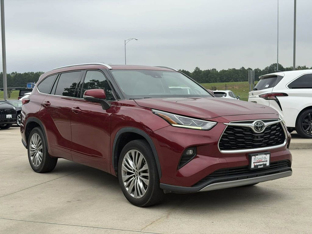 Used 2023 Toyota Highlander Platinum FWD image 2