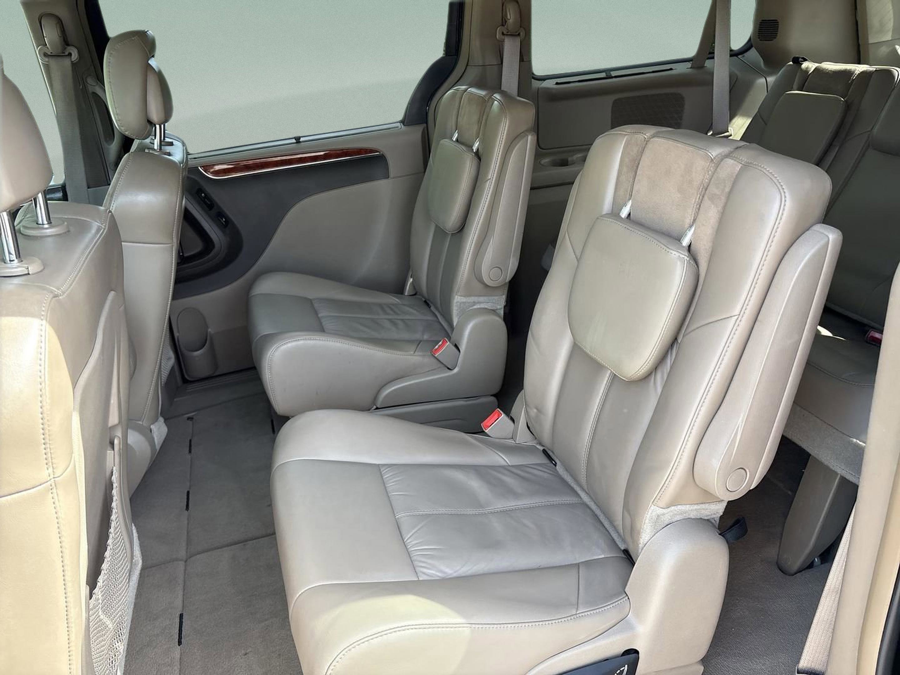 Used 2015 Chrysler Town & Country Limited Platinum FWD image 18