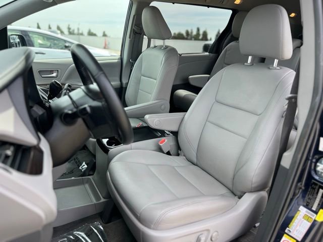 Used 2018 Toyota Sienna XLE w/ XLE Navigation Package image 14