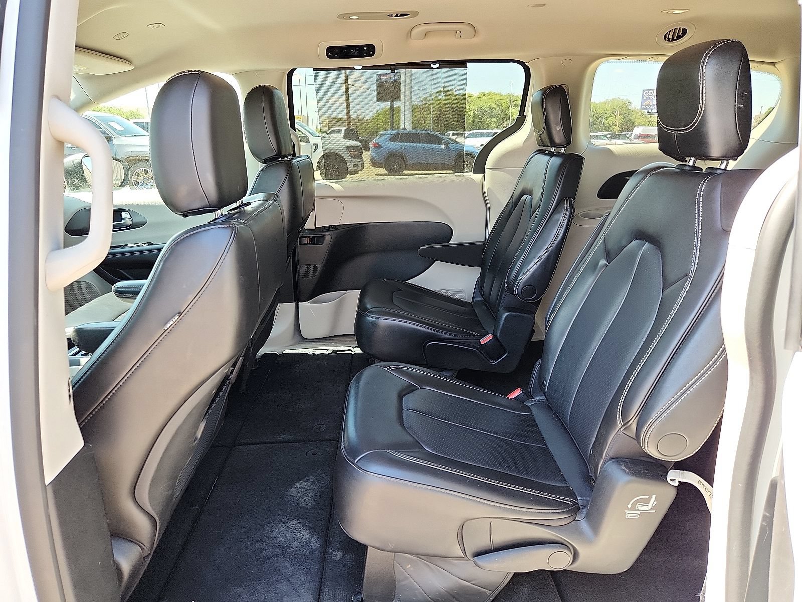Used 2023 Chrysler Pacifica Touring-L FWD image 9