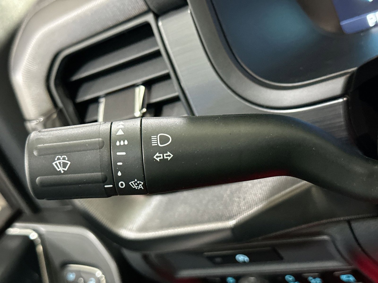 New 2025 Ford F150 Lariat w/ Equipment Group 501A Mid image 31