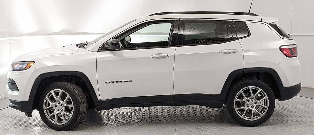 Used 2022 Jeep Compass Latitude w/ Sun and Sound Group AWD/4WD image 5