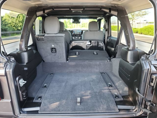 Used 2025 Jeep Wrangler Unlimited Sahara AWD/4WD image 32