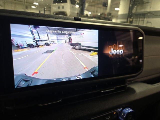 Used 2025 Jeep Gladiator Sport AWD/4WD image 16