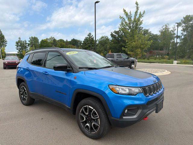 Certified 2025 Jeep Compass Trailhawk AWD/4WD image 7