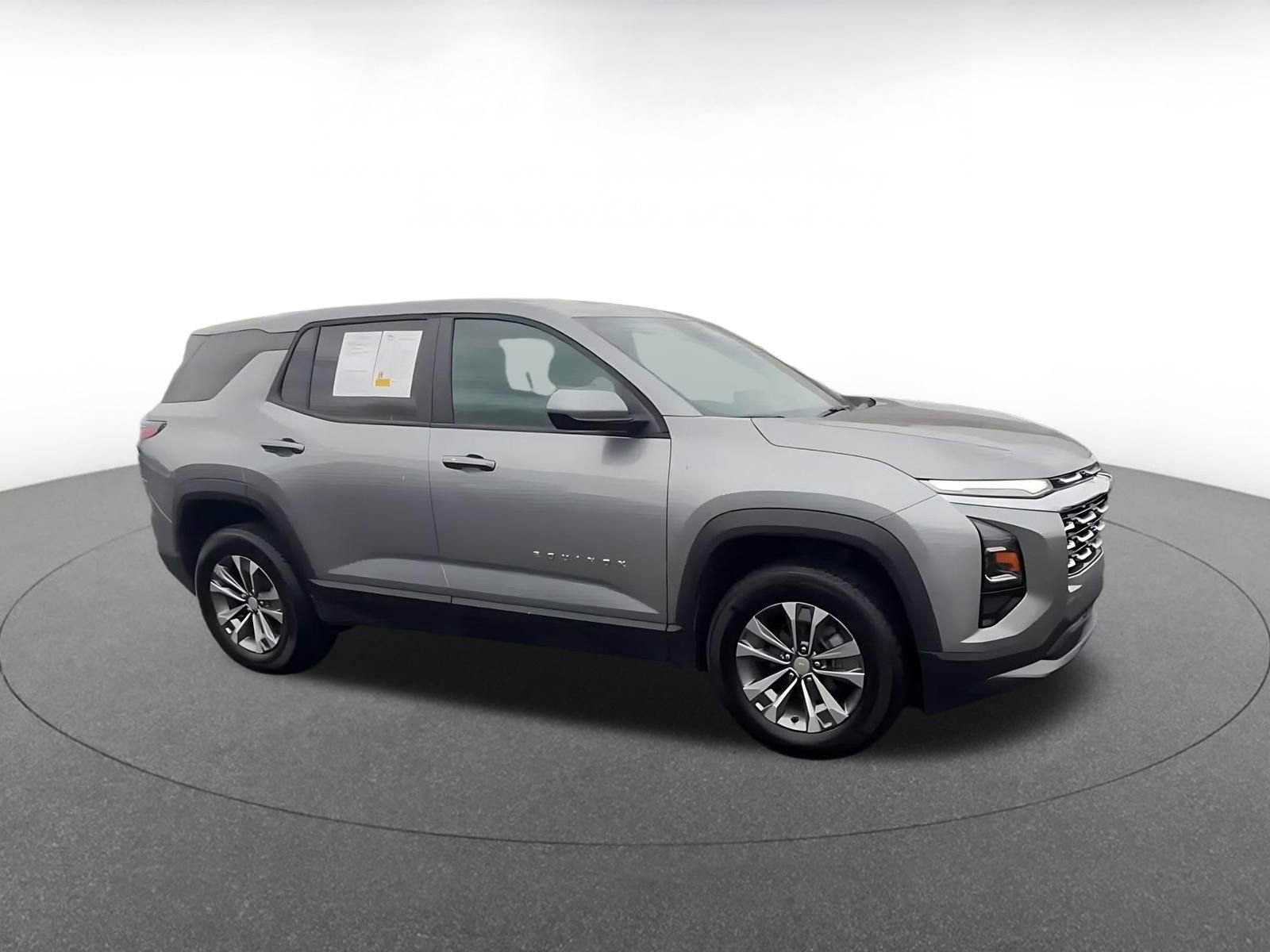 Used 2025 Chevrolet Equinox LT image 2