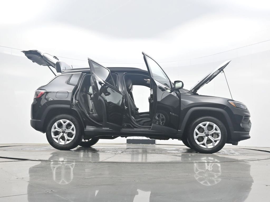 Used 2025 Jeep Compass Latitude image 43