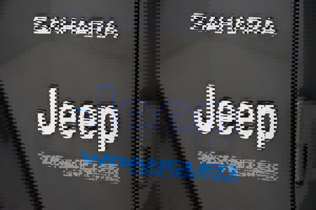 Used 2022 Jeep Wrangler Unlimited Sahara w/ Cold Weather Group image 17