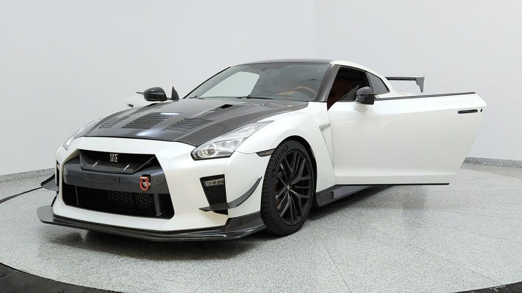 Used 2017 Nissan GT-R Premium w/ Premium Interior Package image 9
