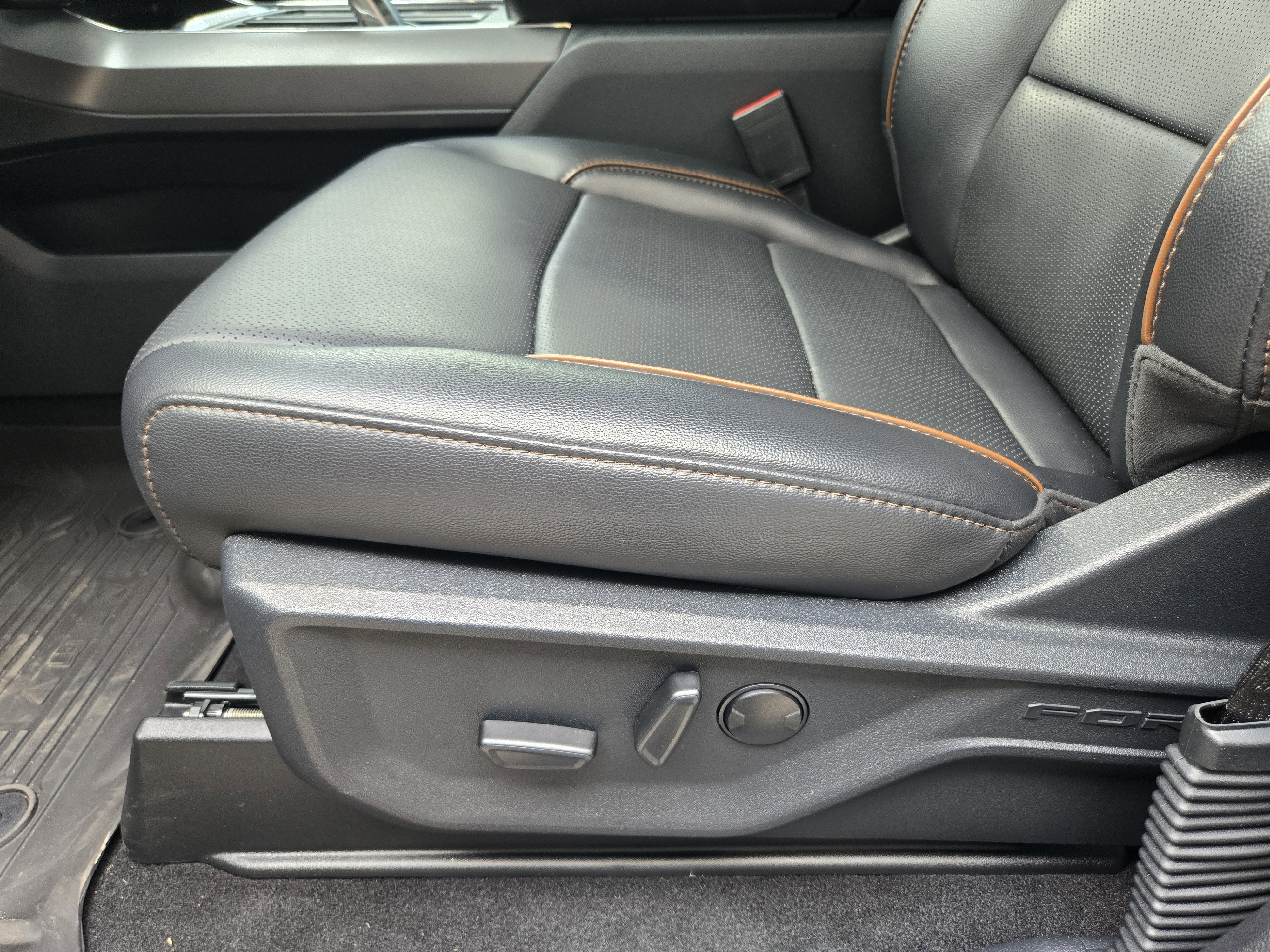 Used 2025 Ford F150 Lariat w/ Equipment Group 501A Mid image 18