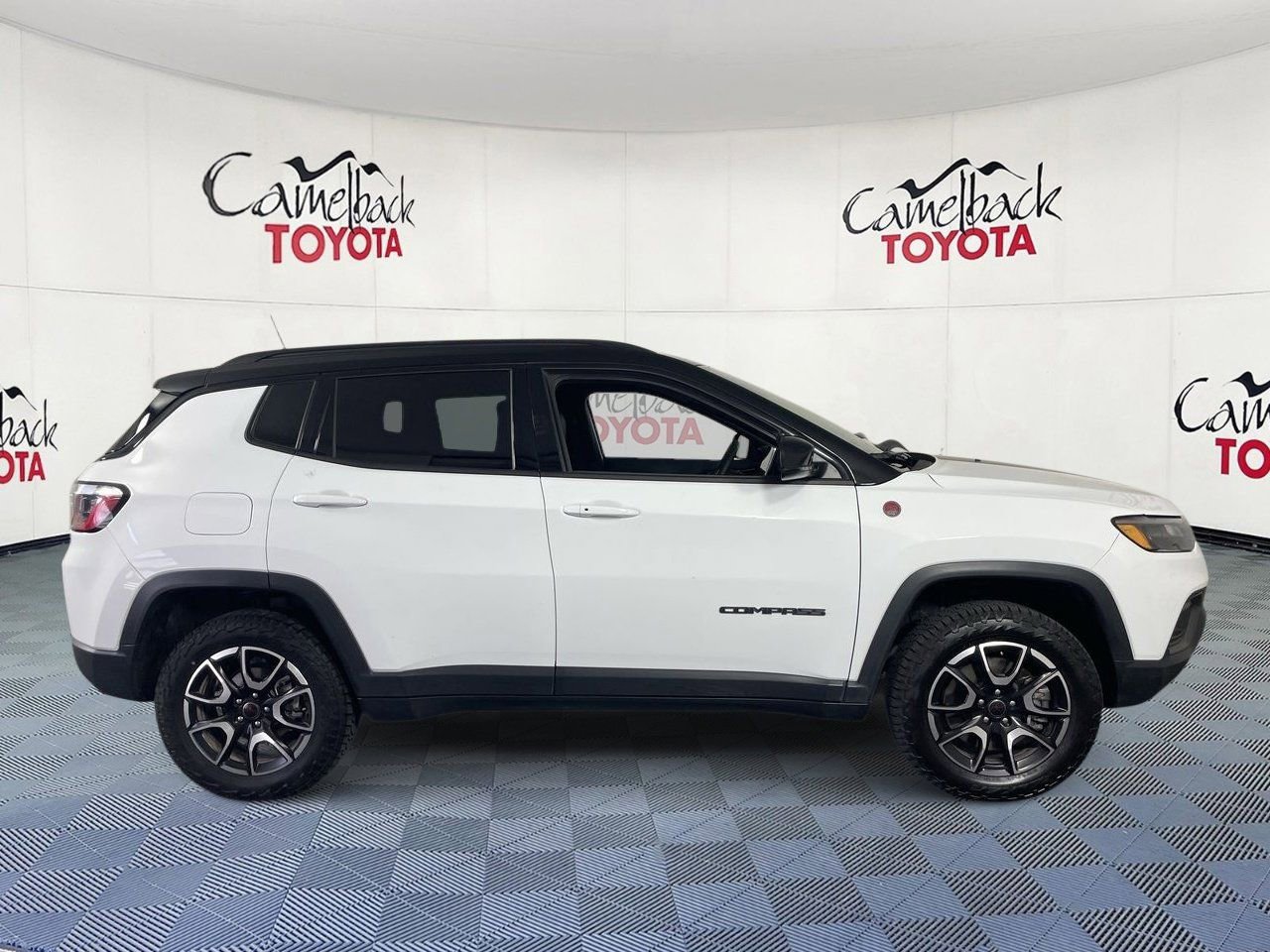 Used 2025 Jeep Compass Trailhawk AWD/4WD image 8