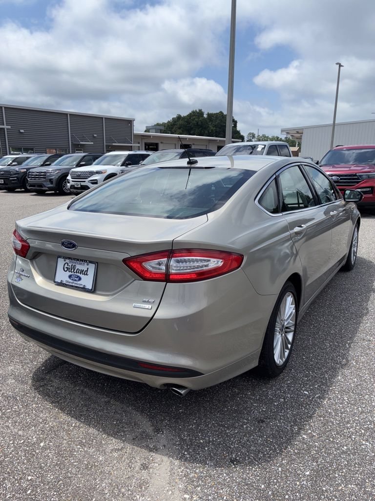 Used 2015 Ford Fusion SE w/ Equipment Group 202A FWD image 3