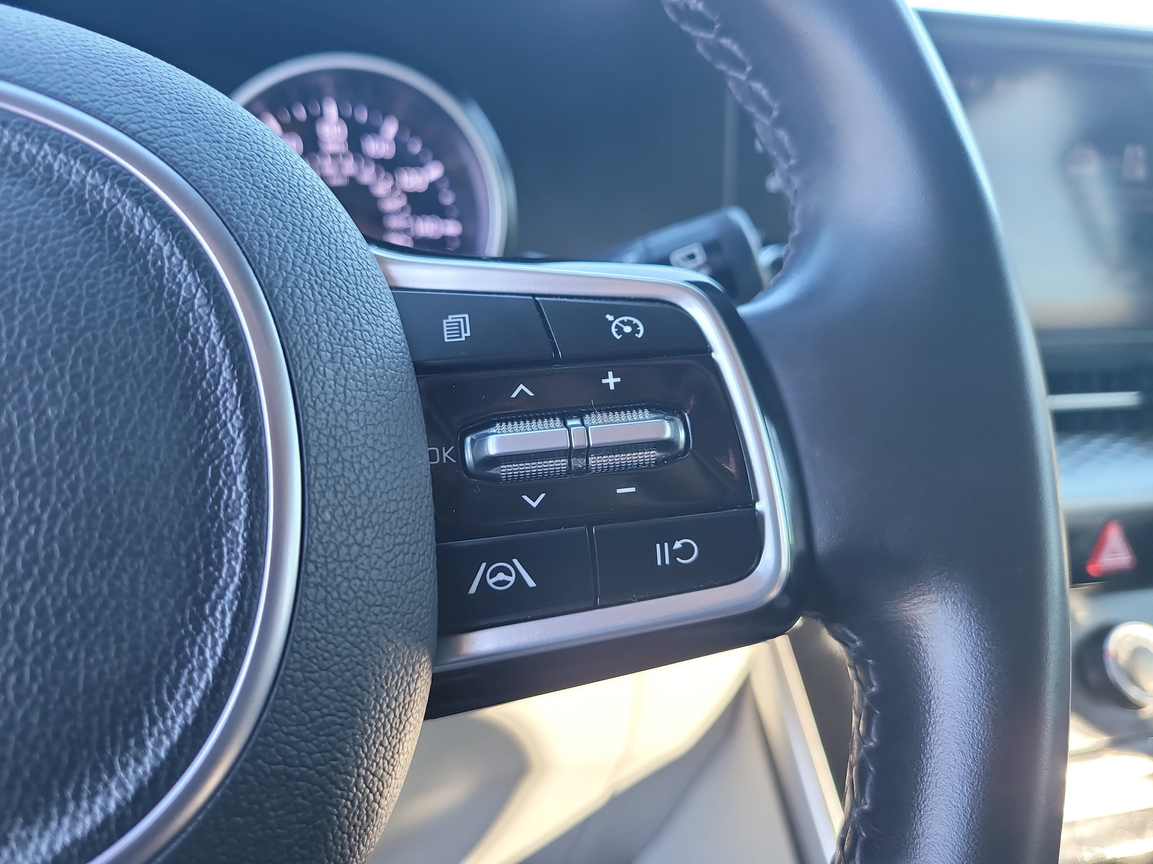 Used 2024 Kia Carnival LX FWD image 28