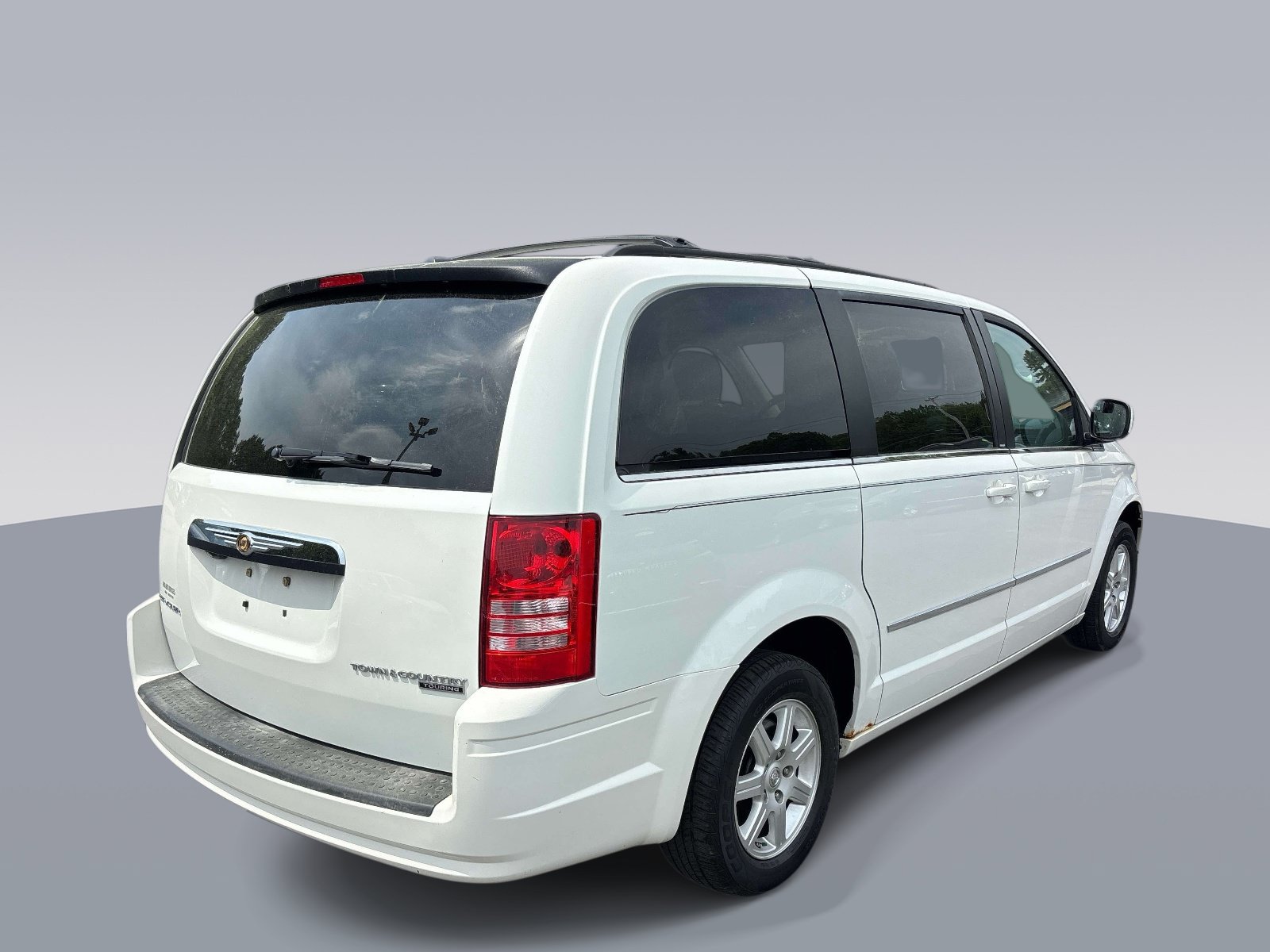 Used 2010 Chrysler Town & Country Touring Plus FWD image 3
