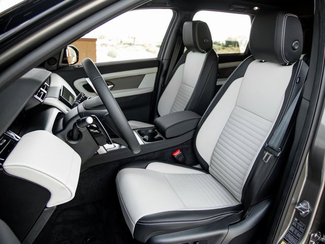 Used 2024 Land Rover Discovery Sport Dynamic SE image 13